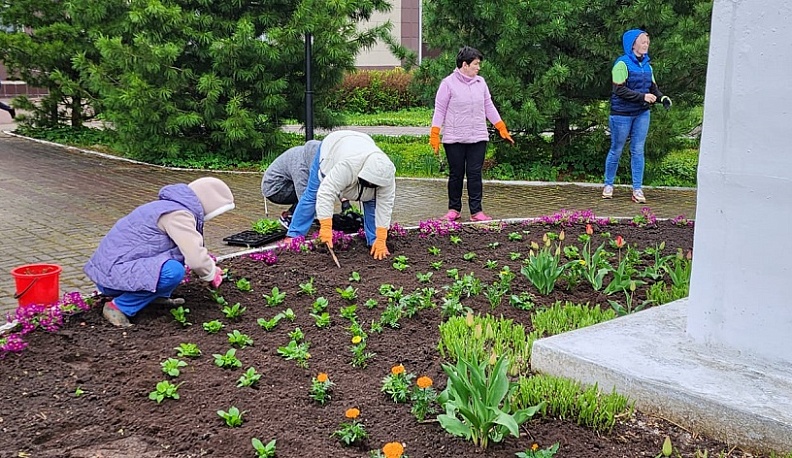 В поселке Ферзиково прошел очередной субботник