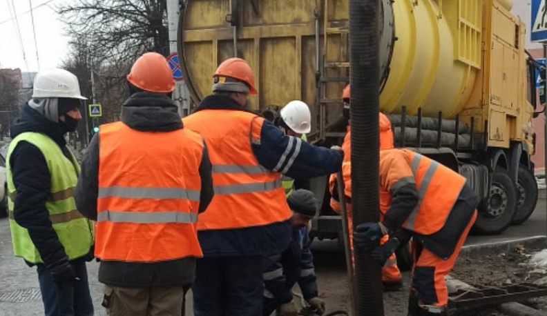 В Калуге дорожные рабочие заасфальтировали более 100 ливневок