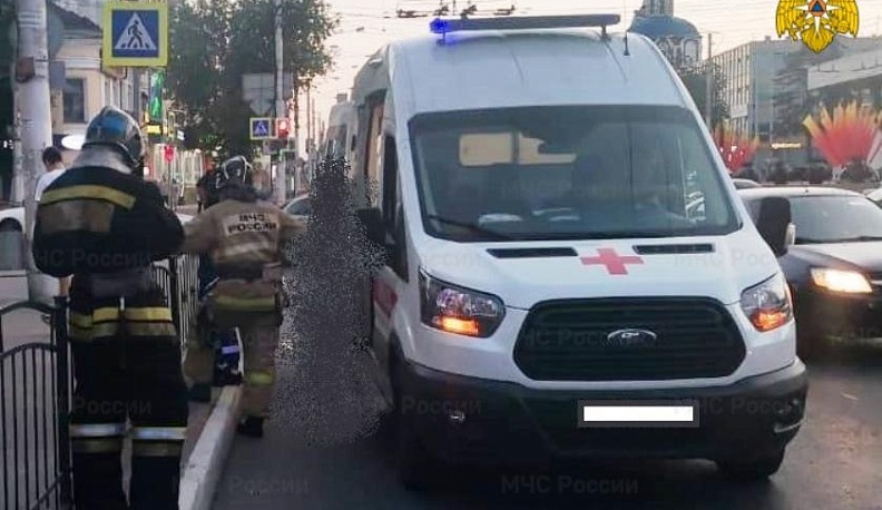 На перекрестке в центре Калуги мотоциклист сбил юношу