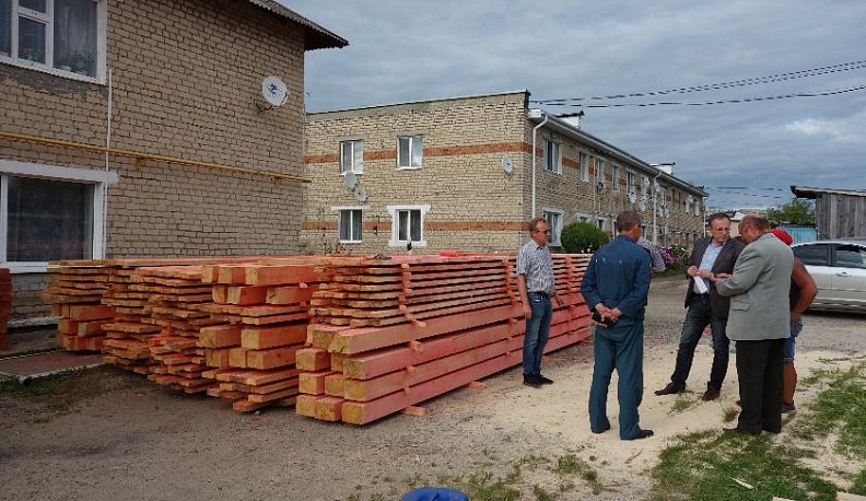 В Барятинском районе благоустраивают территории ФАПов и ремонтируют дороги