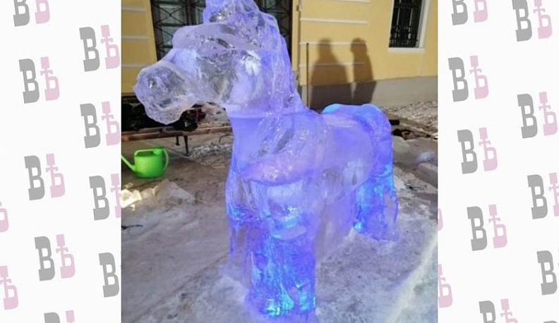 В Калуге появилась первая ледяная скульптура — лошадка 