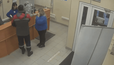 Кассир на трассе М-3 приняла роды у проезжавшей калужанки