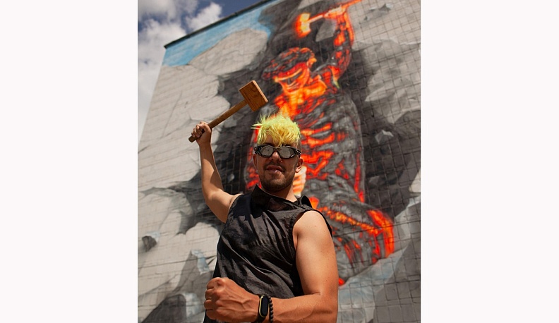 Калужанин на фоне  своего арт-объекта на фасаде профессионально-политехнического колледжа в Ульяновске.