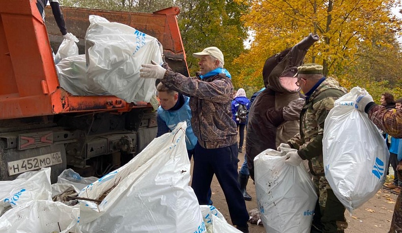 Экотуристы собрали КАМАЗ мусора на берегах прудов Бабынинского района