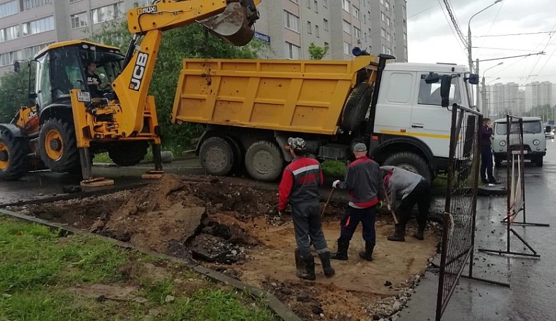 Дмитрий Денисов рассказал о ремонте труб на Правом берегу