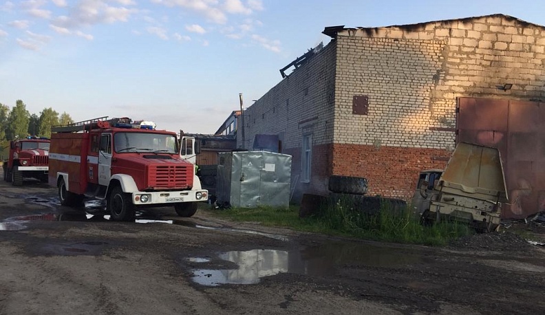 В Калужской области ночью загорелся ангар
