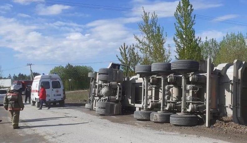 В Калужской области перевернулся грузовик "МАН"