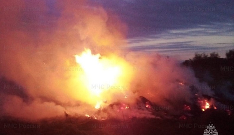 В Калужской области сгорело семь тюков сена
