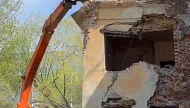 В Калуге на улице Салтыкова-Щедрина приступили к сносу ветхого здания