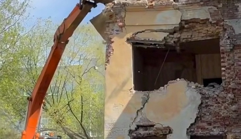 В Калуге на улице Салтыкова-Щедрина приступили к сносу ветхого здания