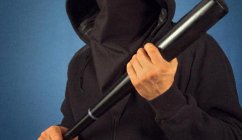 В Людиновском районе молодые люди избили битой мужчину 