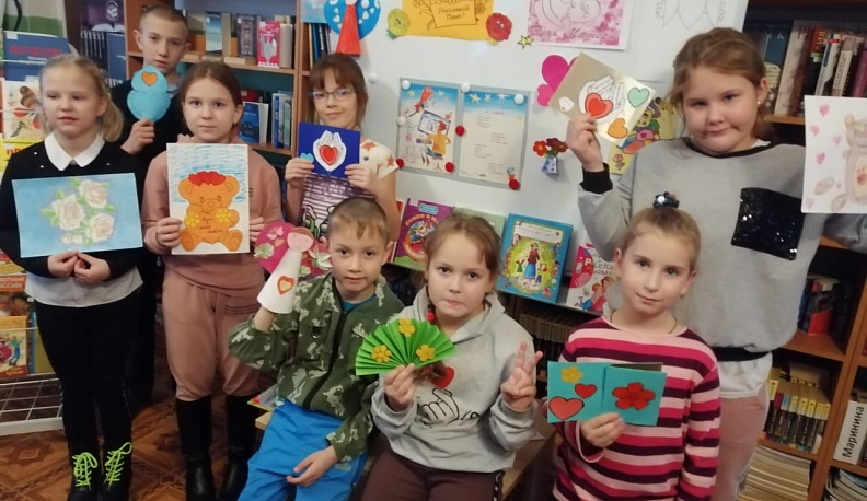 В Перемышльском районе юные читатели поздравили мам с праздником