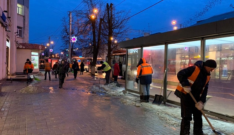 Дороги Калуги продолжают обрабатывать реагентами