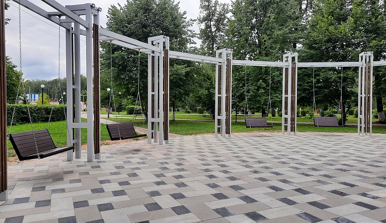 В городском парке Сухиничей установили большие качели