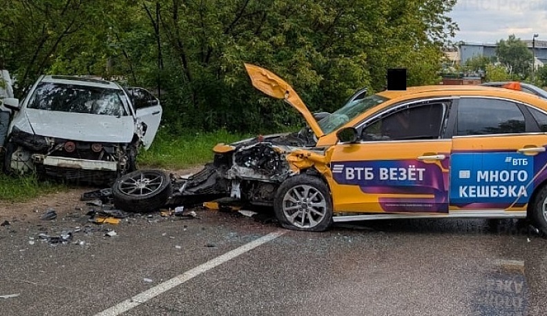 В Малоярославце столкнулись легковушка и такси