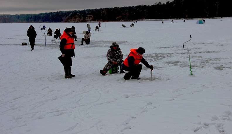 На реках Калужской области толщина льда достигает двадцати сантиметров