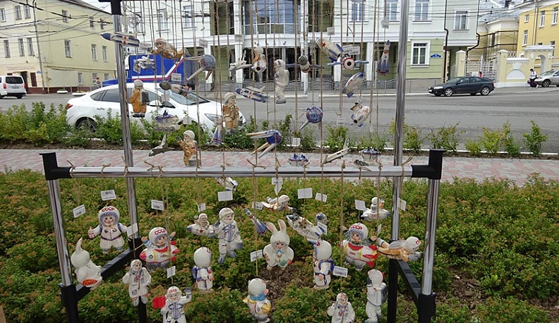 Сквер у городской управы Калуги сегодня стал белоленточным