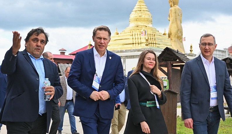 Михаилу Мурашко и Владиславу Шапше молодые медики представили инновационные проекты