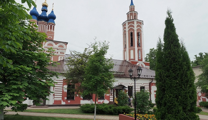 В калужском храме встретили святыни Свято-Никольского Черноостровского монастыря