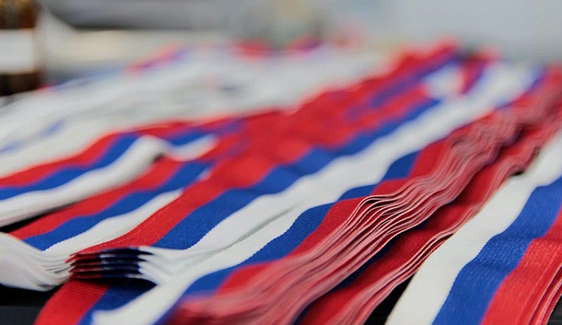 Калужский ТЮЗ готовится ко Дню российского флага