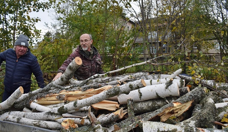 В Тарусе заготавливают дрова для СВОих