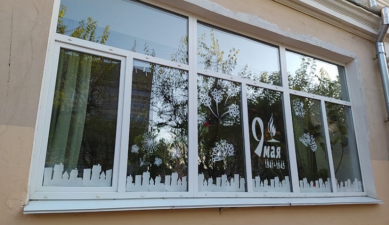 Ко Дню Победы калужане разместили портреты героев войны на машинах и окнах домов