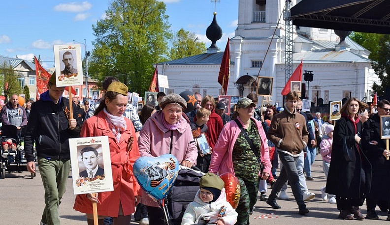 В Тарусе прошло шествие победителей