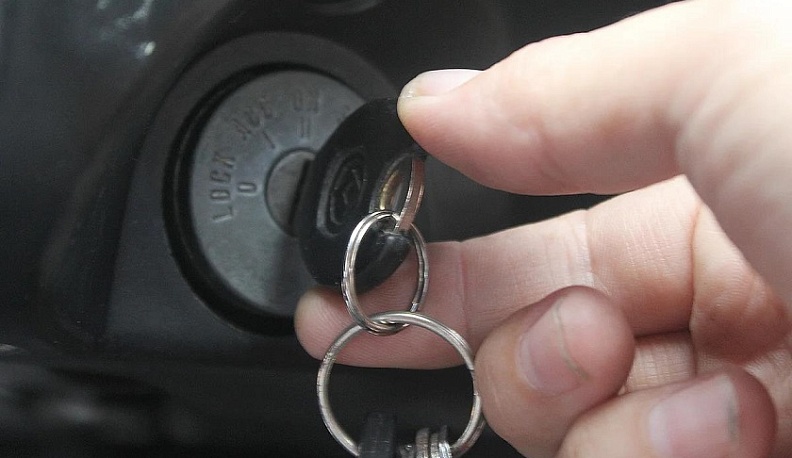 Житель Калужской области увяз в грязи на угнанном грузовике