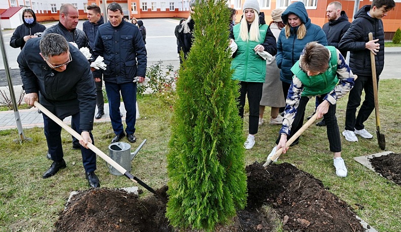 На Правом берегу Калуги прошла экологическая акция «Аллея знаний»