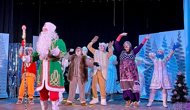 В Людинове организовали показ новогодней сказки для детей участников СВО