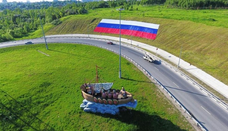 В Калуге развернули огромный триколор 