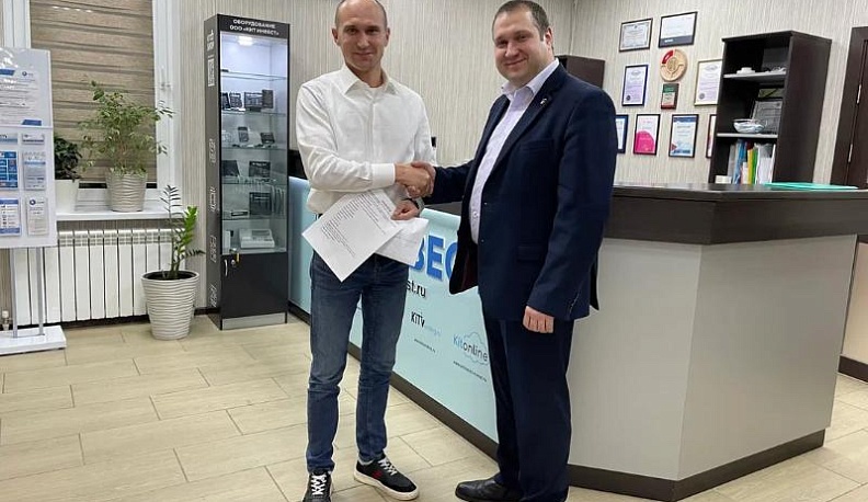 Калужский депутат Дмитриков вместе с жителями области собрали более 60 тысяч и получили тротуар за миллион