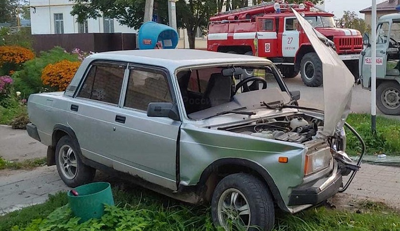 В Барятине после удара легковушки об столб пострадал человек