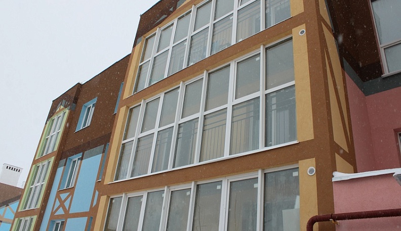 В Калуге еще одна жительница аварийного дома получила квартиру