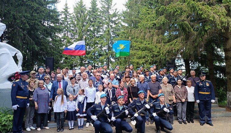 В Юхновском округе почтили память погибших в авиакатастрофе десантников