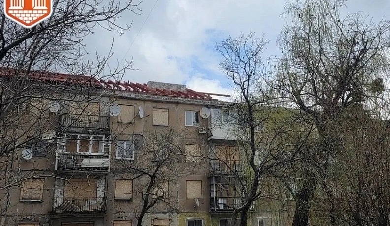 Калужские строители восстанавливают многоквартирный дом в городе Золотое ЛНР