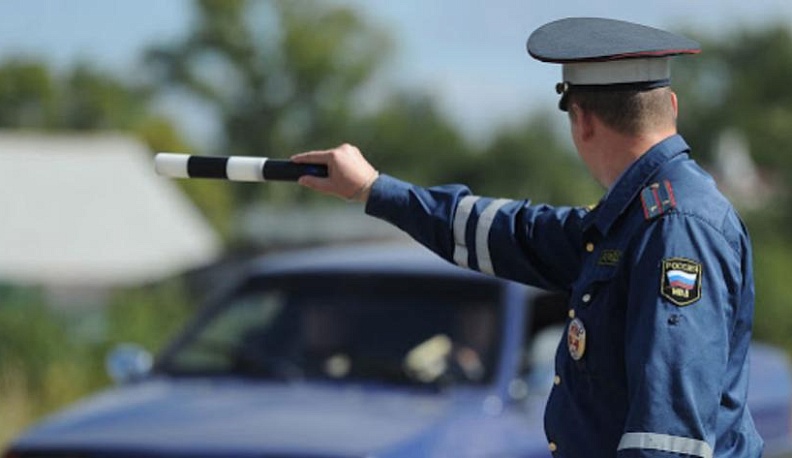 Трое водителей, не имевших прав, предстанут перед судом 