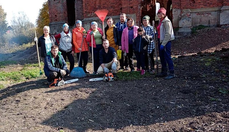 В Людиновском районе прошел субботник возле исторического храма