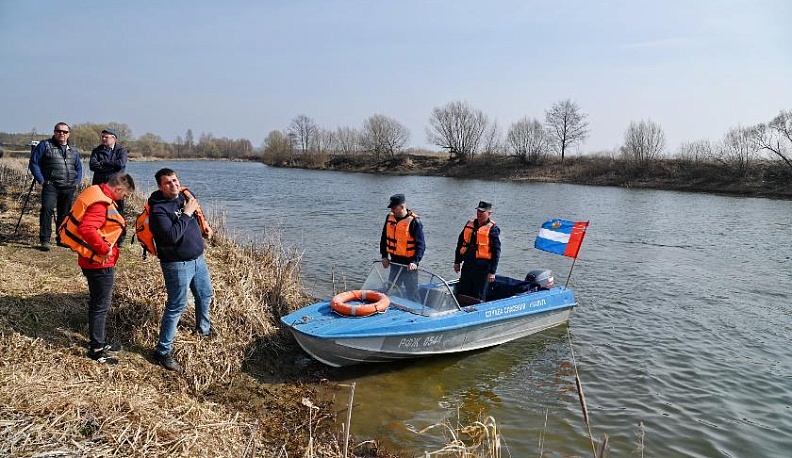 Калужские спасатели эвакуировали людей из зоны условного подтопления