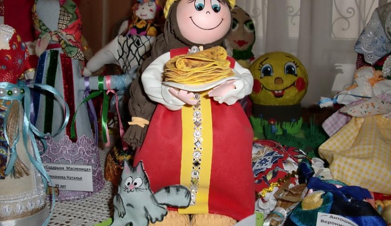 Калужский Дом мастеров украсили масленичные куклы