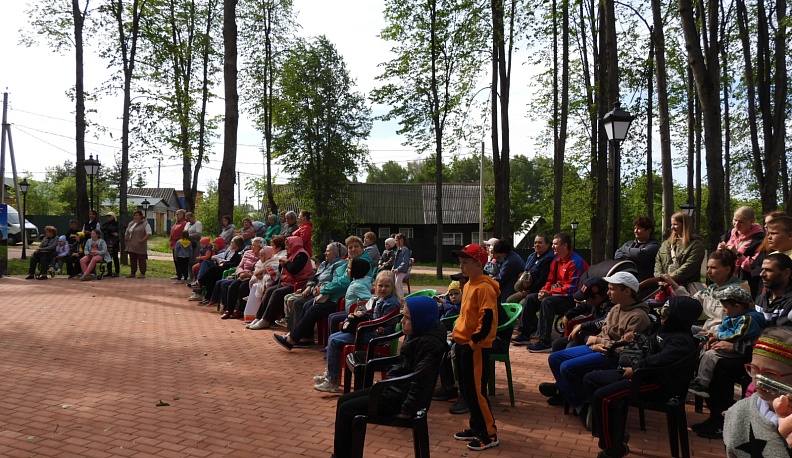 В Износках День России отметили районным фестивалем «Поет село родное»