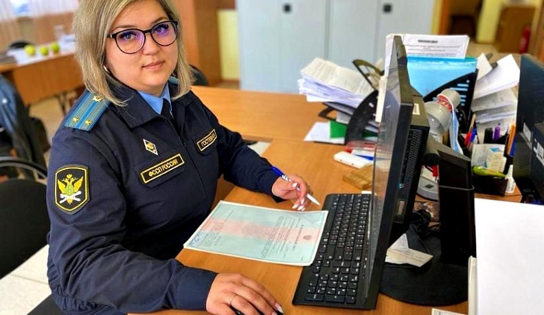 Приставы убедили калужанина перенести забор, мешавший соседу