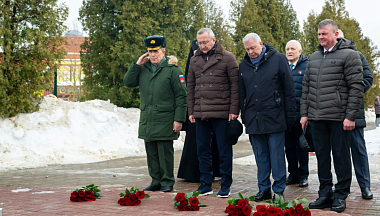 Владислав Шапша возложил цветы к мемориалу в Кировском округе 