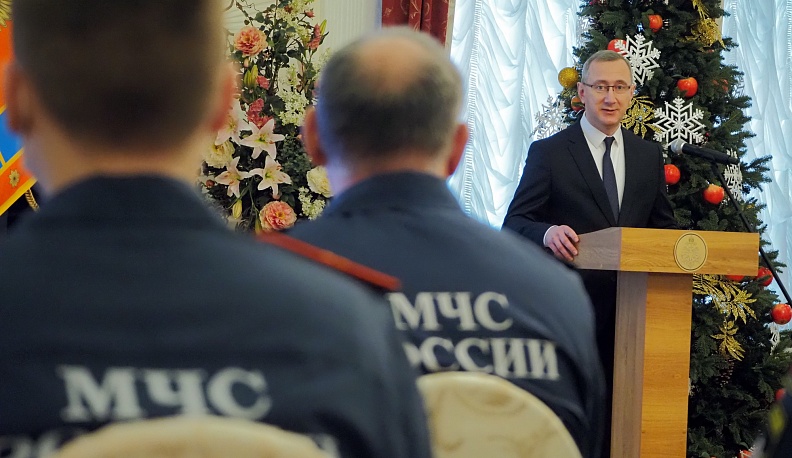 Владислав Шапша поздравил и наградил калужских спасателей