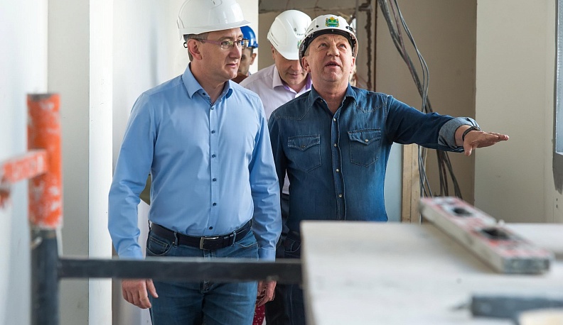 Владислав Шапша контролирует ход строительства Дворца спорта