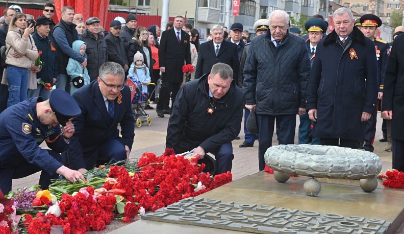 Калужане почтили память героев Великой Отечественной войны у Могилы Неизвестного Cолдата 