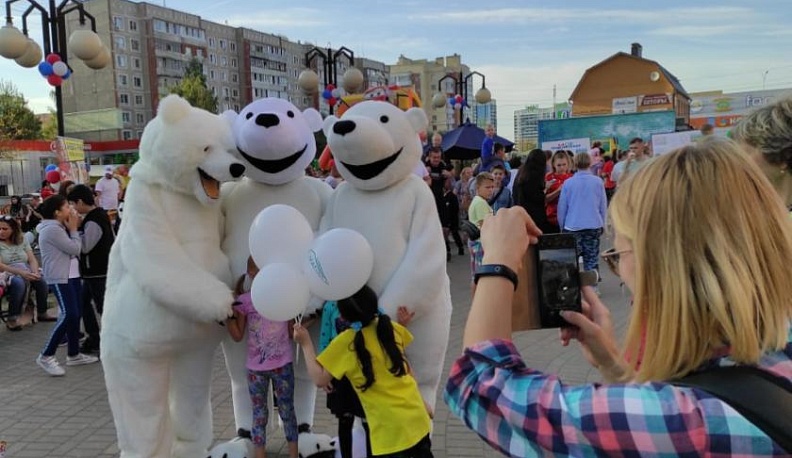 Жители Правобережья отметили праздник микрорайона вместе с белыми мишками