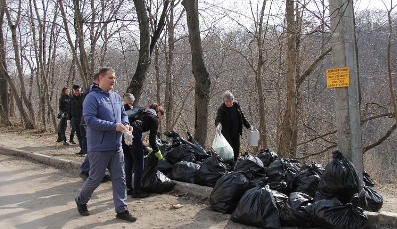 В Калуге проходит большой субботник