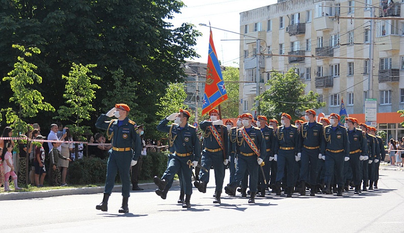 В Калуге прошел торжественный марш военнослужащих