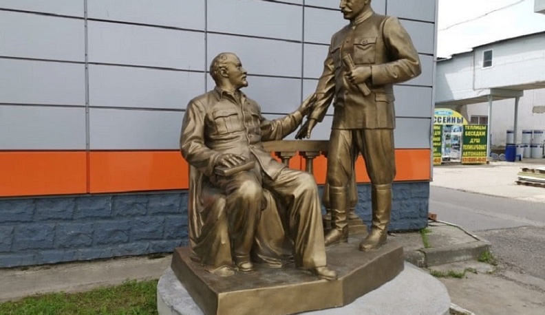 В Обнинске появился памятник вождям Ленину и Сталину